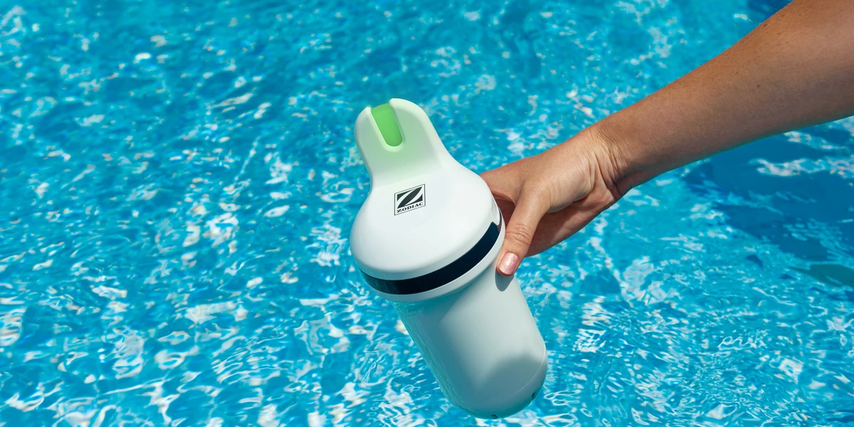 pływający analizator w basenie Blue Connect SILVER