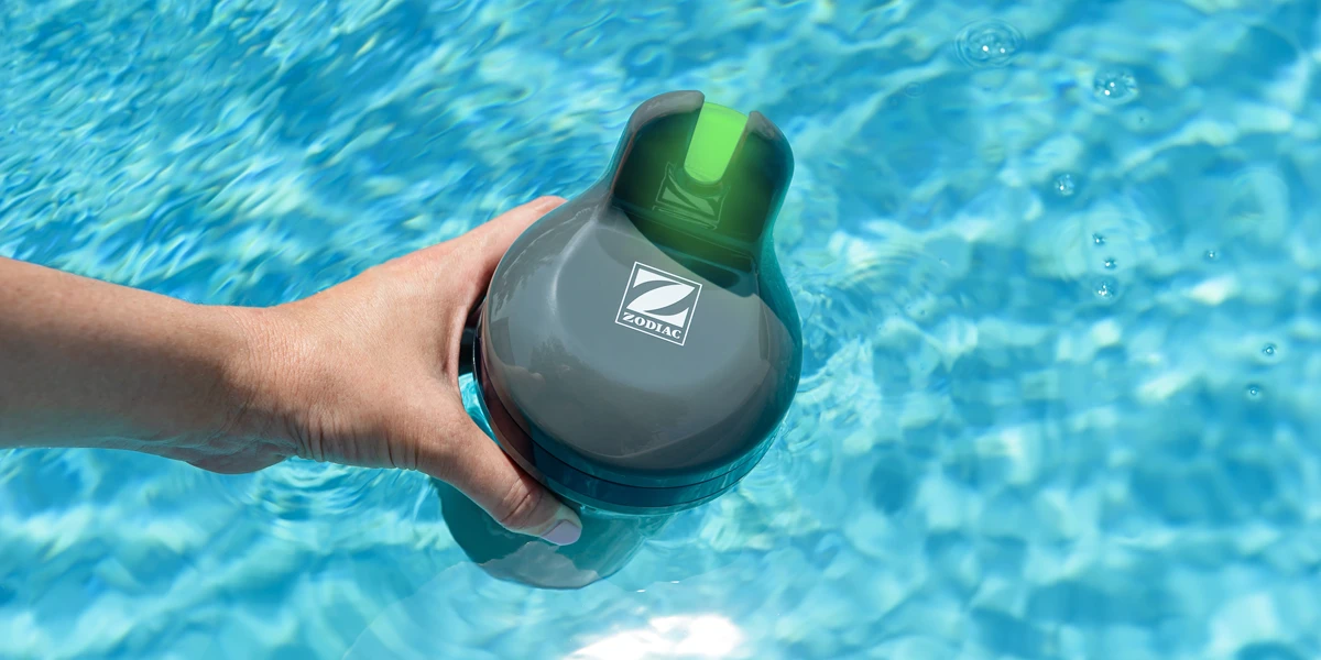 pływający analizator w basenie Blue Connect GOLD