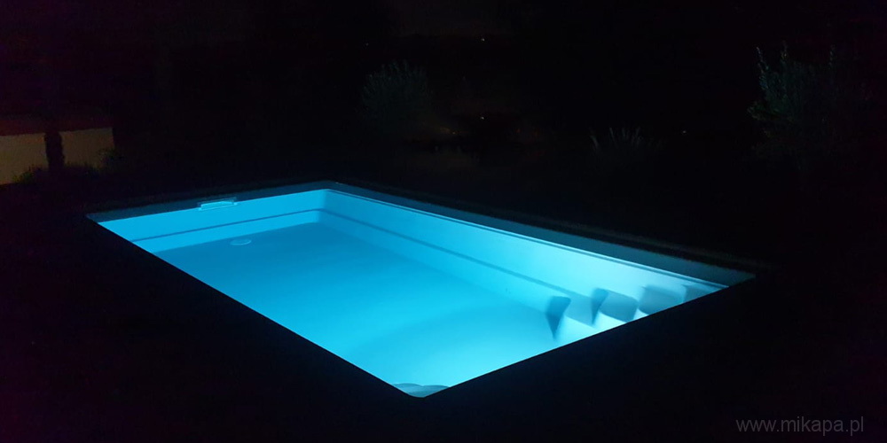 oświetlenie w basenie ogrodowym